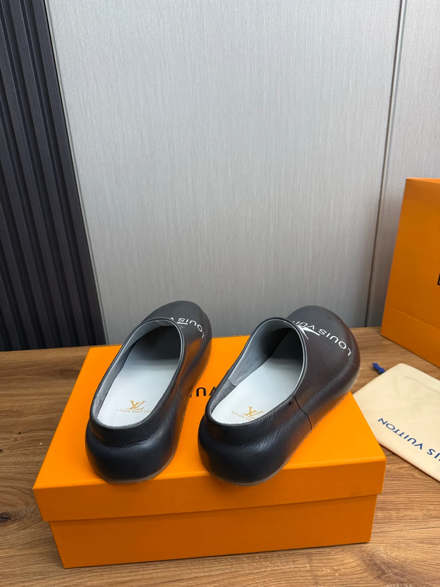 Men's shoes 💰480💰 Lv men's slippers 🩴38-45 size 45 46 🉑️Customized! Full leather slippers: cowhide on the outside, sheepskin on the inside ✅Original outsole⬆️